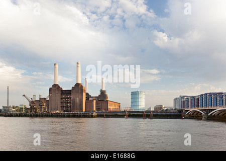 Abandonné la célèbre Battersea Power Station à Londres dans la soirée Banque D'Images