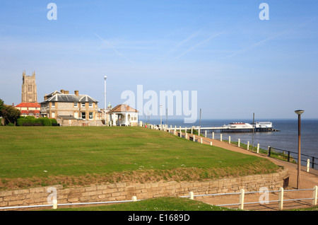 Une vue de North Lodge Park et la jetée à l'est cliffs à Cromer, Norfolk, Angleterre, Royaume-Uni. Banque D'Images