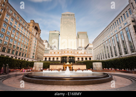 Carré Cabot dans le quartier de Canary Wharf moderne avec ses banques et gratte-ciel comme une longue exposition shot Banque D'Images