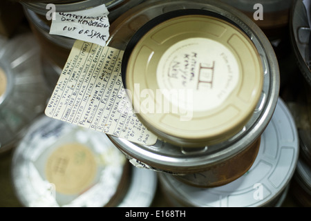 Pile de bobines de film avec des notes écrites à la main Banque D'Images