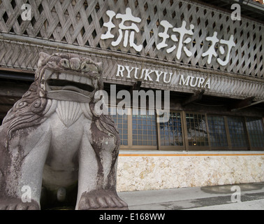 Shisa chien lion statue en dehors de Ryukyu Mura, Ginowan, Okinawa, Japon Banque D'Images