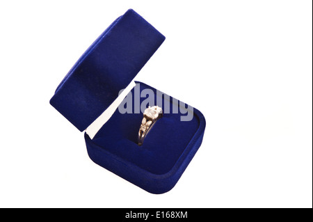 Bague de fiançailles dans une case bleue Banque D'Images