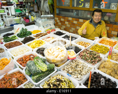 Les cornichons en vente dans l'Kosetsu Ichiba Market, off Kokusai Street, la ville de Naha, Okinawa, Japon Banque D'Images