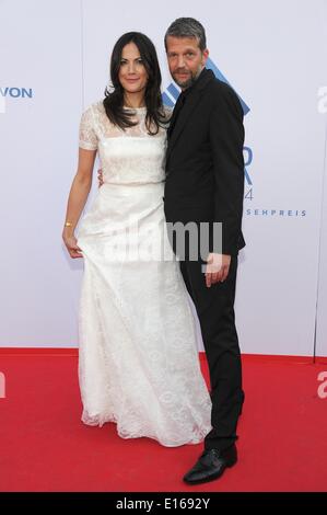 Munich, Allemagne. 23 mai, 2014. Les acteurs couple Bettina Zimmermann et Kai Wiesinger assister à la présentation de la prix de la télévision bavaroise 2014 à Munich, Allemagne, 23 mai 2014. Le prix de la télévision bavaroise dans la forme d'une panthère est présenté depuis 1989. Photo : Ursula Dueren/dpa/Alamy Live News Banque D'Images