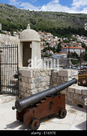 Cannon et tourelle sur des murs de la vieille ville Dubrovnik Croatie Banque D'Images