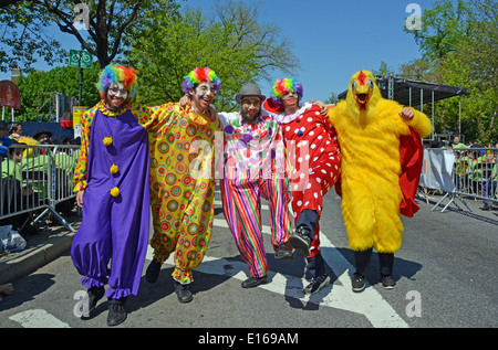 Les hommes juifs religieux habillé comme un clown à la parade de Lag Baomer à Crown Heights, Brooklyn, New York Banque D'Images