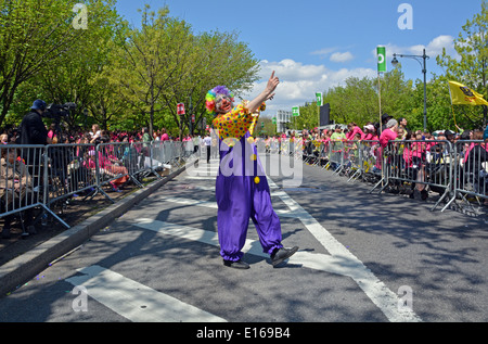 L'homme juif religieux vêtu comme un clown à la parade de Lag Baomer à Crown Heights, Brooklyn, New York Banque D'Images