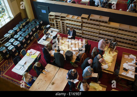 Belfast, Royaume-Uni 23 mai 2014. Vue de dessus du comptage du personnel Résultats des élections locales de Belfast : Crédit Bonzo/Alamy Live News Banque D'Images