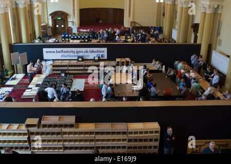 Belfast, Royaume-Uni 23 mai 2014. Vue de dessus du comptage du personnel Résultats des élections locales de Belfast : Crédit Bonzo/Alamy Live News Banque D'Images