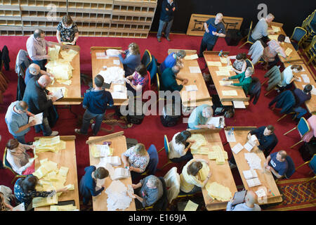 Belfast, Royaume-Uni 23 mai 2014. Vue de dessus du comptage du personnel Résultats des élections locales de Belfast : Crédit Bonzo/Alamy Live News Banque D'Images