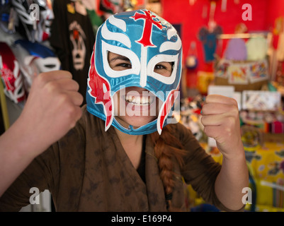 Les masques de catch mexicain en vente dans un magasin de marchandises mexicaines milandre dans Kosetsu Ichiba Market, off Kokusai Street, la ville de Naha. Banque D'Images