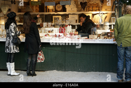 Marchand de marché de Noël dans la ville de Salzbourg Autriche Europe UE 2013 Banque D'Images