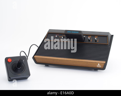 Atari 2600 est une console de jeux vidéo Atari VCS, pour la vidéo Système informatique avec jeu Space Invaders et joystick Banque D'Images