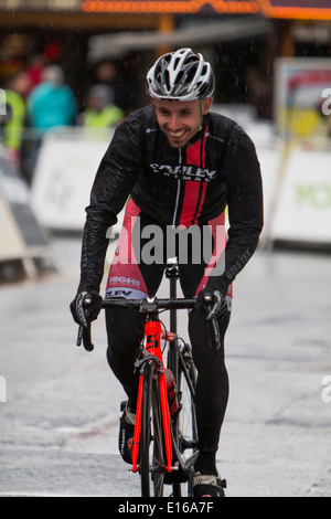 Un cavalier de la Primal Starley Pro Cycling Team se réchauffe avant l'Pearl Izumi Tour Series round 4 à Aberystwyth, UK Banque D'Images