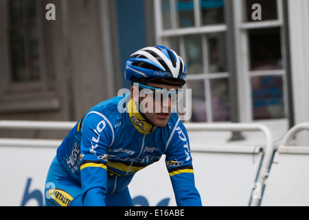 Un coureur de l'équipe d'Metaltek-Kuota se réchauffe avant l'Pearl Izumi Tour Series round 4 à Aberystwyth, UK Banque D'Images