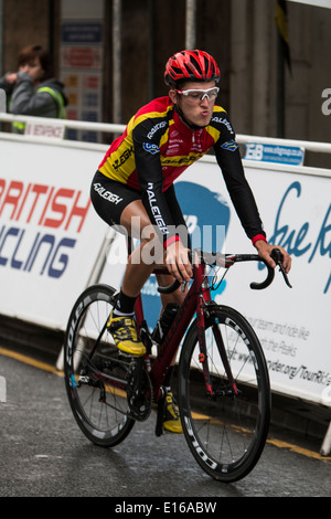 Un rider du Team Raleigh se réchauffe avant l'Pearl Izumi Tour Series round 4 à Aberystwyth, UK Banque D'Images