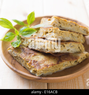 Murtabak malaise d'aliments vendus dans les restaurants musulmans indiens et de stands , farci de viande de mouton hachée, l'ail, l'oeuf et l'oignon, et on la mange avec de la sauce curry. Banque D'Images