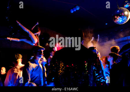 Londres, Royaume-Uni. 23 mai, 2014. Nicky Siano, qui était DJ au Studio 54 et la galerie, joué lors d'un événement unique dans l'Est de Londres organisé par Daniel Lismore et le dernier mardi de la société. Megawhat Crédit : Rachel/Alamy Live News Banque D'Images