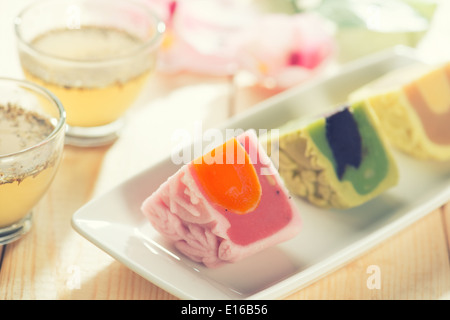 La peau de neige colorés sur les gâteaux de plaque blanche avec verre. Festival de mi-automne chinois aliments. Banque D'Images