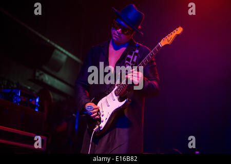 Milan Italie. 23 mai 2014. Le guitariste de blues-rock américain et lauréat des Grammy Awards Gary CLARK JR. exécute live au Magazzini Generali Crédit : Rodolfo Sassano/Alamy Live News Banque D'Images