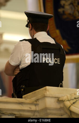 Belfast, Royaume-Uni 23 Mai 2014 sur la police patrouille à des élections locales dans la région de Belfast Crédit : Bonzo/Alamy Live News Banque D'Images