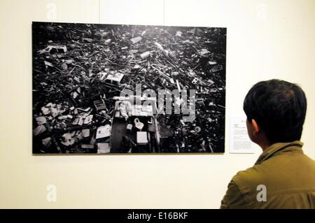 Beijing, Chine. 24 mai, 2014. Une personne affiche la photo 'Typhon', prise par Kevin Frayer, à la 10e China International Press Photo Contest (CHIPP) Exposition photos gagnantes à Beijing, capitale de Chine, le 24 mai 2014. L'exposition, l'affichage de 229 photos gagnantes, a débuté à la Chine Monument du millénaire le samedi. © Wang Zhen/Xinhua/Alamy Live News Banque D'Images
