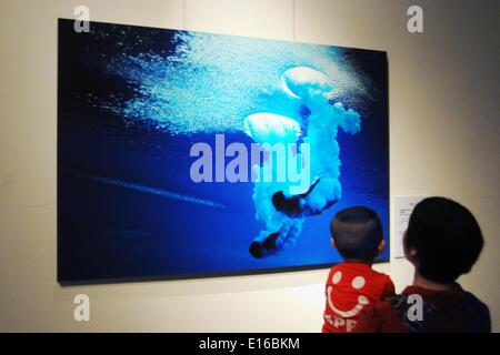 Beijing, Chine. 24 mai, 2014. Deux visiteurs de voir la photo 'Dark Angel' à la 10e China International Press Photo Contest (CHIPP) Exposition photos gagnantes à Beijing, capitale de Chine, le 24 mai 2014. L'exposition, l'affichage de 229 photos gagnantes, a débuté à la Chine Monument du millénaire le samedi. © Wang Zhen/Xinhua/Alamy Live News Banque D'Images