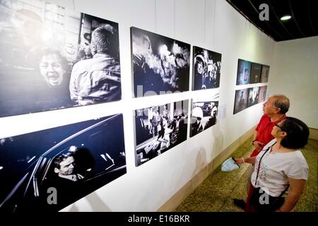 Beijing, Chine. 24 mai, 2014. Voir les photos des visiteurs à la 10e China International Press Photo Contest (CHIPP) Exposition photos gagnantes à Beijing, capitale de Chine, le 24 mai 2014. L'exposition, l'affichage de 229 photos gagnantes, a débuté à la Chine Monument du millénaire le samedi. © Zhao Bing/Xinhua/Alamy Live News Banque D'Images
