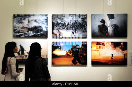 Beijing, Chine. 24 mai, 2014. Deux visiteurs Voir les photos à la 10e China International Press Photo Contest (CHIPP) Exposition photos gagnantes à Beijing, capitale de Chine, le 24 mai 2014. L'exposition, l'affichage de 229 photos gagnantes, a débuté à la Chine Monument du millénaire le samedi. © Wang Zhen/Xinhua/Alamy Live News Banque D'Images