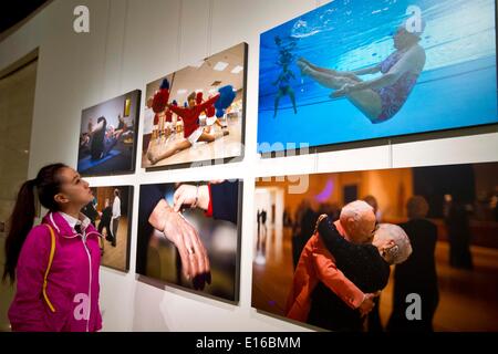 Beijing, Chine. 24 mai, 2014. Un visiteur consulte les photos à la 10e China International Press Photo Contest (CHIPP) Exposition photos gagnantes à Beijing, capitale de Chine, le 24 mai 2014. L'exposition, l'affichage de 229 photos gagnantes, a débuté à la Chine Monument du millénaire le samedi. © Zhao Bing/Xinhua/Alamy Live News Banque D'Images