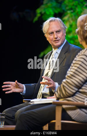 Le généticien RICHARD DAWKINS en parlant de 'la réalisation d'un scientifique' sur scène à Hay Festival 2014 ©Jeff Morgan Banque D'Images