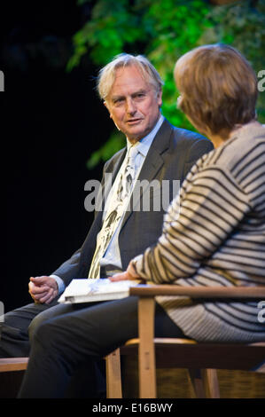 Le généticien RICHARD DAWKINS en parlant de 'la réalisation d'un scientifique' sur scène à Hay Festival 2014 ©Jeff Morgan Banque D'Images