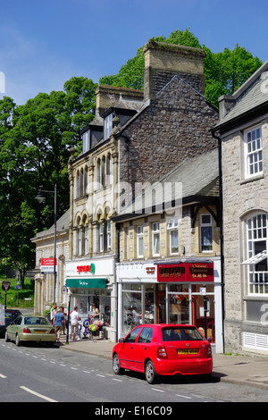 Shoppers dans Main Street, Grange-Over-Sands, Cumbria, England, UK Banque D'Images