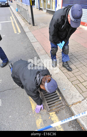 West Green Road, Londres, Royaume-Uni. 24 mai 2014. Une ligne d'agents de police d'entreprendre une recherche des doigts après la dernière nuit des coups de feu. Crédit : Matthieu Chattle/Alamy Live News Banque D'Images