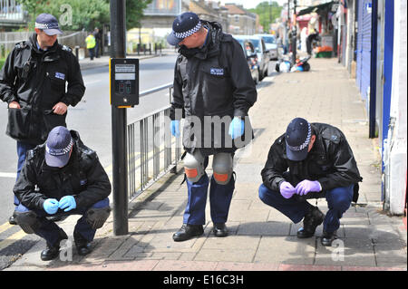 West Green Road, Londres, Royaume-Uni. 24 mai 2014. Une ligne d'agents de police d'entreprendre une recherche des doigts après la dernière nuit des coups de feu. Crédit : Matthieu Chattle/Alamy Live News Banque D'Images