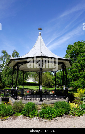 En kiosque, chemin Park Gardens, parc public de Grange-Over-Sands, Cumbria, Angleterre, Royaume-Uni Banque D'Images