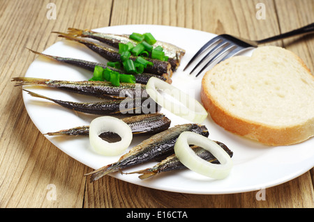 Sprats fumé frais et de pain blanc sur la table. Selective focus Banque D'Images