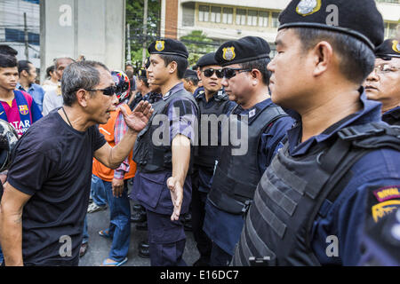 Bangkok, Thaïlande. 24 mai, 2014. Un coup d'anti-police confronte les manifestants, à un barrage de police à Bangkok. Il y a eu plusieurs manifestations dans différentes parties de Bangkok pour protester contre le coup d'État qui avaient détrôné le gouvernement élu. Soldats et policiers confrontés les manifestants et ont procédé à plusieurs arrestations, mais la plupart de ces manifestations étaient pacifiques. La junte militaire a également annoncé que la cuisson de plusieurs commandants de police et la dissolution du Sénat thaïlandais. Credit : ZUMA Press, Inc./Alamy Live News Banque D'Images