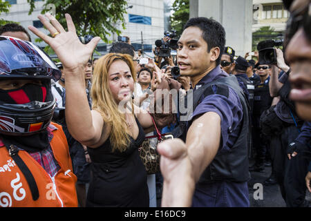 Bangkok, Thaïlande. 24 mai, 2014. Un coup d'anti-police confronte les manifestants, à un barrage de police à Bangkok. Il y a eu plusieurs manifestations dans différentes parties de Bangkok pour protester contre le coup d'État qui avaient détrôné le gouvernement élu. Soldats et policiers confrontés les manifestants et ont procédé à plusieurs arrestations, mais la plupart de ces manifestations étaient pacifiques. La junte militaire a également annoncé que la cuisson de plusieurs commandants de police et la dissolution du Sénat thaïlandais. Credit : ZUMA Press, Inc./Alamy Live News Banque D'Images