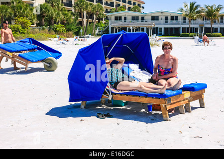 Deux femmes profiter assis dans une cabane sur Siesta Key Beach en Floride Banque D'Images