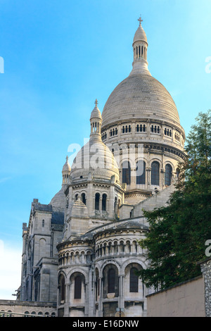 Vue sur la Basilique du Sacré-Cœur (Basilique du Sacré-Cœur de Jésus) à la butte Montmartre de Paris soir Banque D'Images