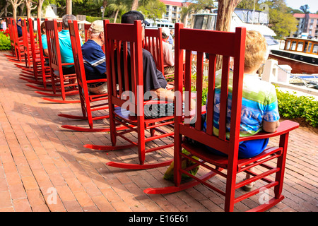 Groupe d'hommes et de femmes bénéficiant d'un moment de détente dans les poils de bascule Banque D'Images