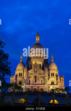 Vue sur la Basilique du Sacré-Cœur (Basilique du Sacré-Cœur de Jésus) à la butte Montmartre de Paris la nuit Banque D'Images