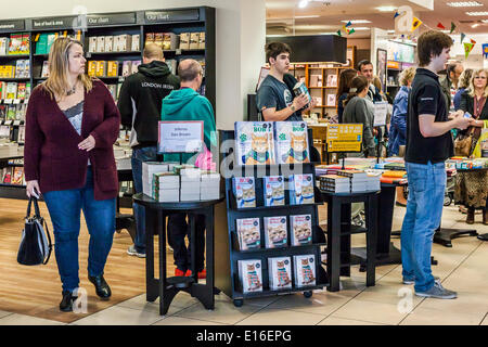 Kingston upon Thames, Londres, Angleterre, 24 mai, 2014. James Bowen et son célèbre Chat de gingembre, Bob, ont été submergés par des fans enthousiastes lors d'une séance de signature à la librairie Waterstones à Kingston-upon-Thames ce matin. James Bowen trouvés les malades, chat errant sur le pas de sa porte, en 2007. Il lui a fait boire, a reçu des soins médicaux pour lui. et a tenté de retracer le propriétaire du chat, mais a échoué. Les anciens sans-abri toxicomane et gros problème vendeur maintient que Bob lui a donné une raison de vivre et de changer de vie. Credit : Eden Breitz/Alamy Live News Banque D'Images