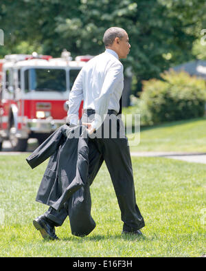 Washington DC, USA. 23 mai, 2014. Le président des États-Unis Barack Obama effectue sa veste pendant qu'il marche sur la pelouse Sud de la Maison Blanche, en route vers le bureau ovale à Washington, DC, le vendredi 23 mai, 2014 après deux jours à Cooperstown, New York et Chicago, Illinois. Dpa : Crédit photo alliance/Alamy Live News Banque D'Images