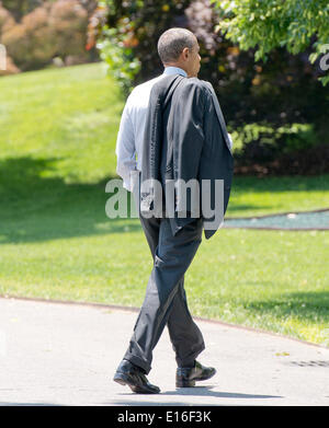 Washington DC, USA. 23 mai, 2014. Le président des États-Unis Barack Obama effectue sa veste pendant qu'il marche sur la pelouse Sud de la Maison Blanche, en route vers le bureau ovale à Washington, DC, le vendredi 23 mai, 2014 après deux jours à Cooperstown, New York et Chicago, Illinois. Dpa : Crédit photo alliance/Alamy Live News Banque D'Images