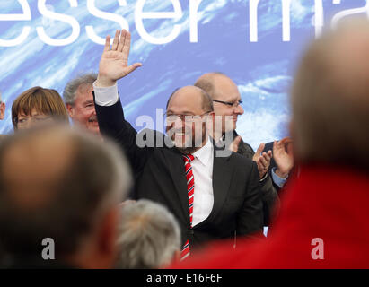 Aix-la-Chapelle, Allemagne. 24 mai, 2014. Chef de file social-démocrate Martin Schulz (C) est photographié lors d'une dernière campagne électorale pour les élections européennes 2014 le 25 mai 2014 à Aix-la-Chapelle, Allemagne, 24 mai 2014. Photo : Roland Weihrauch/dpa/Alamy Live News Banque D'Images