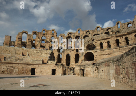 Vue de l'intérieur de l'amphithéâtre romain de El Jem en Tunisie. Construit vers 238AD, c'est presque la taille de la Rome Colisée . Banque D'Images