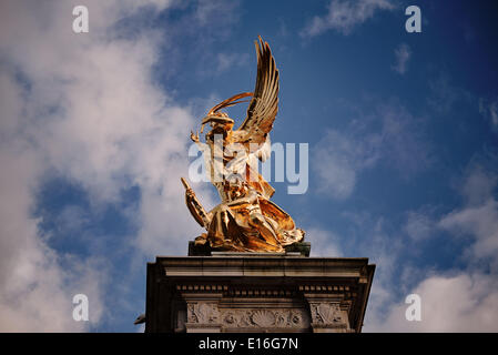 Londres, Royaume-Uni. 18 avr, 2014. L'Édifice commémoratif Victoria à l'extérieur du palais de Buckingham © Giannis Papanikos NurPhoto ZUMAPRESS.com/Alamy //Live News Banque D'Images