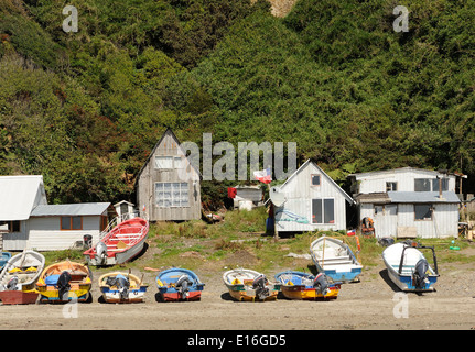 Bateaux de pêche et de cabanes de pêcheurs sur la plage de Puñihuil. Puñihuil, Isla Grande de Chiloé, République du Chili. Banque D'Images